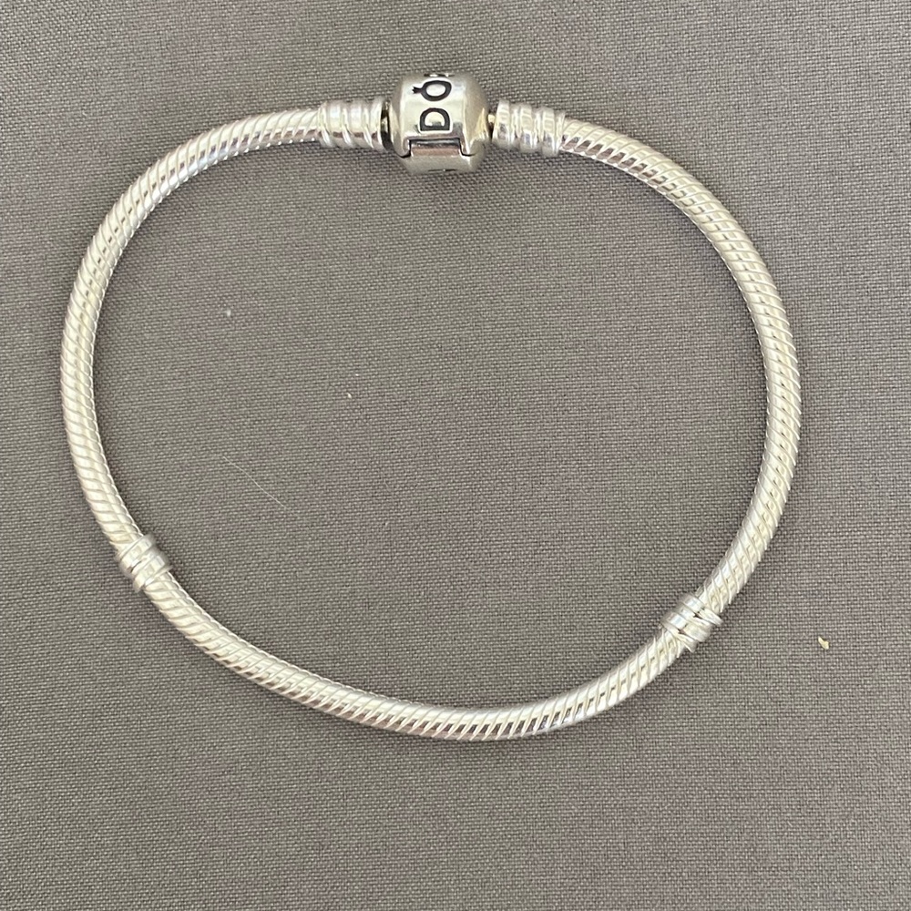 Authentic Pandora Moments Bracelet SS Sz 19cm
